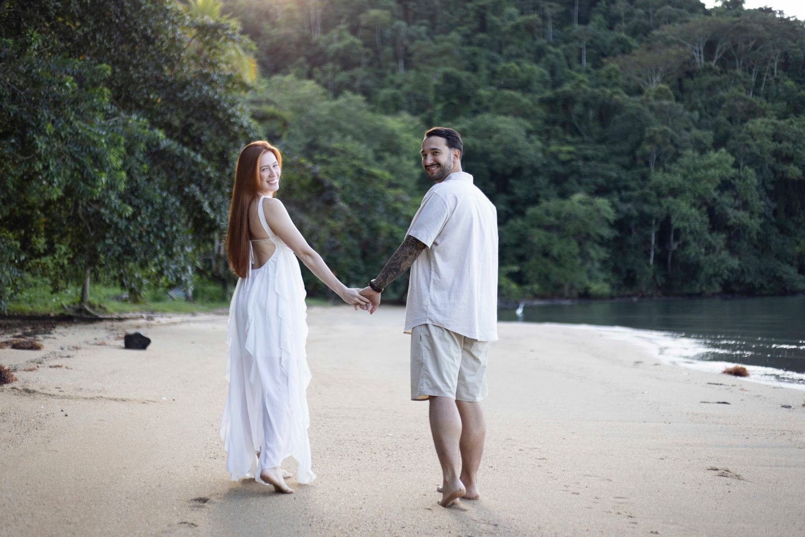 Casal olhando a paisagem durante uma viagem