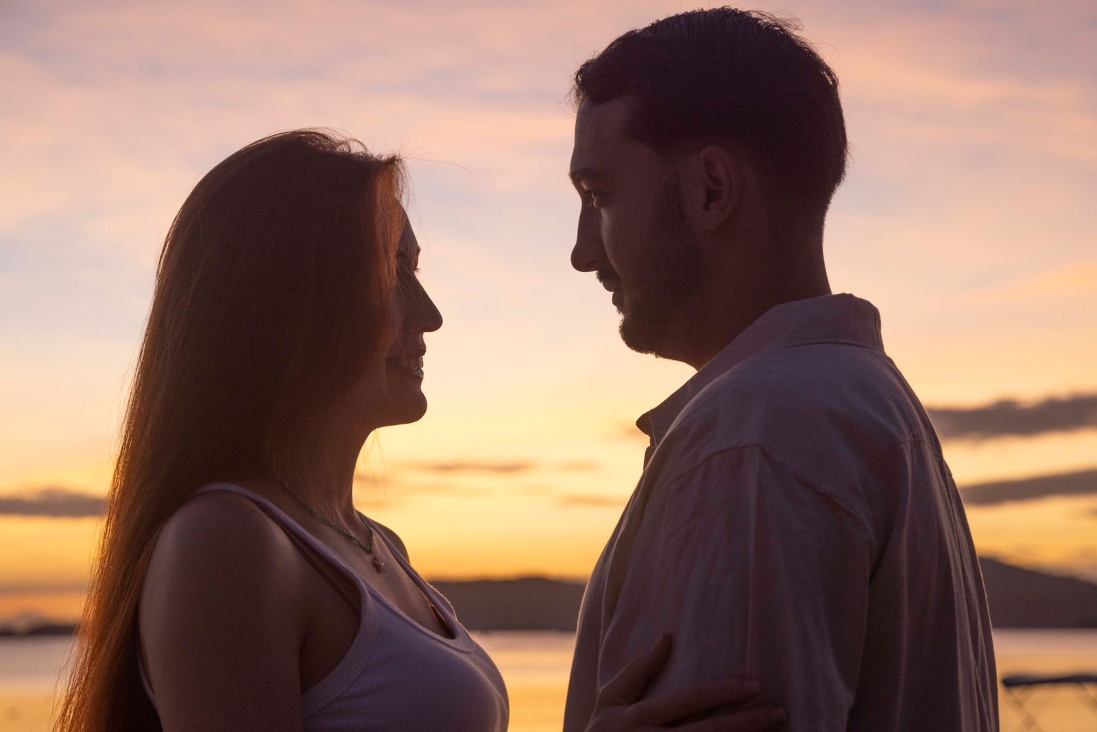 Casal celebrando ao pôr do sol