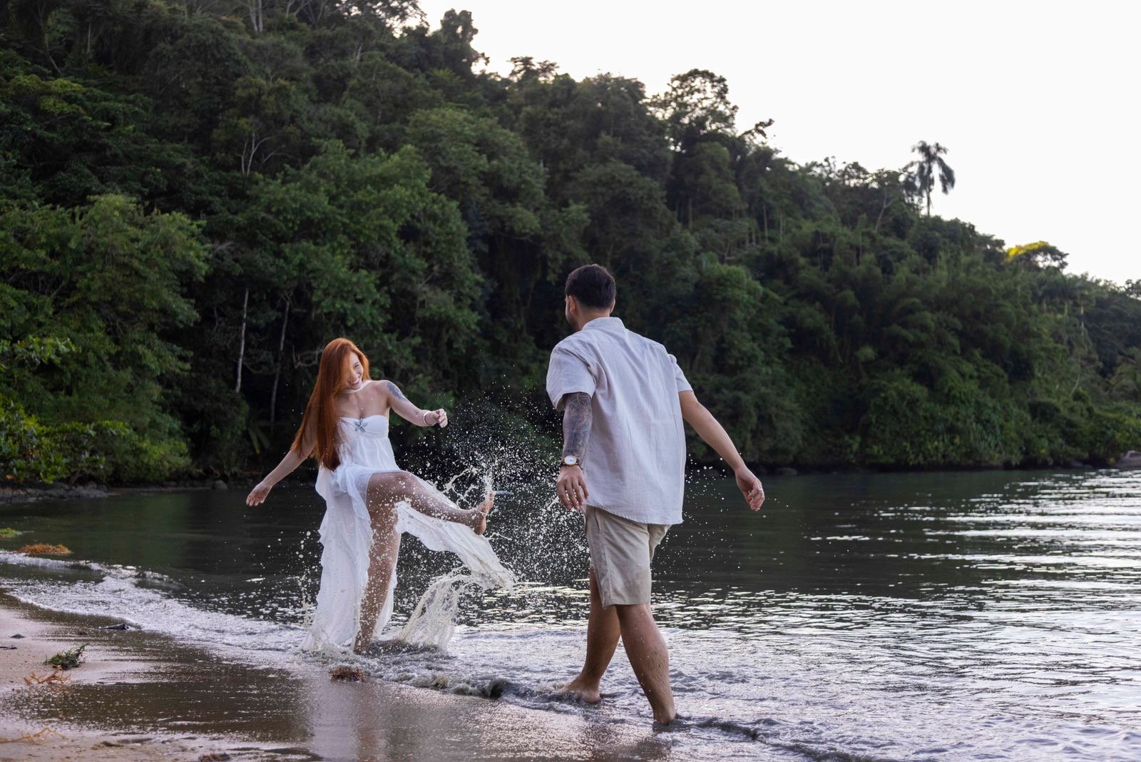 Casal se divertindo em uma experiência na água